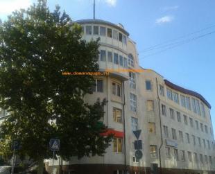 Новороссийск (центр города): Торговый центр с евроквартирой и гаражами